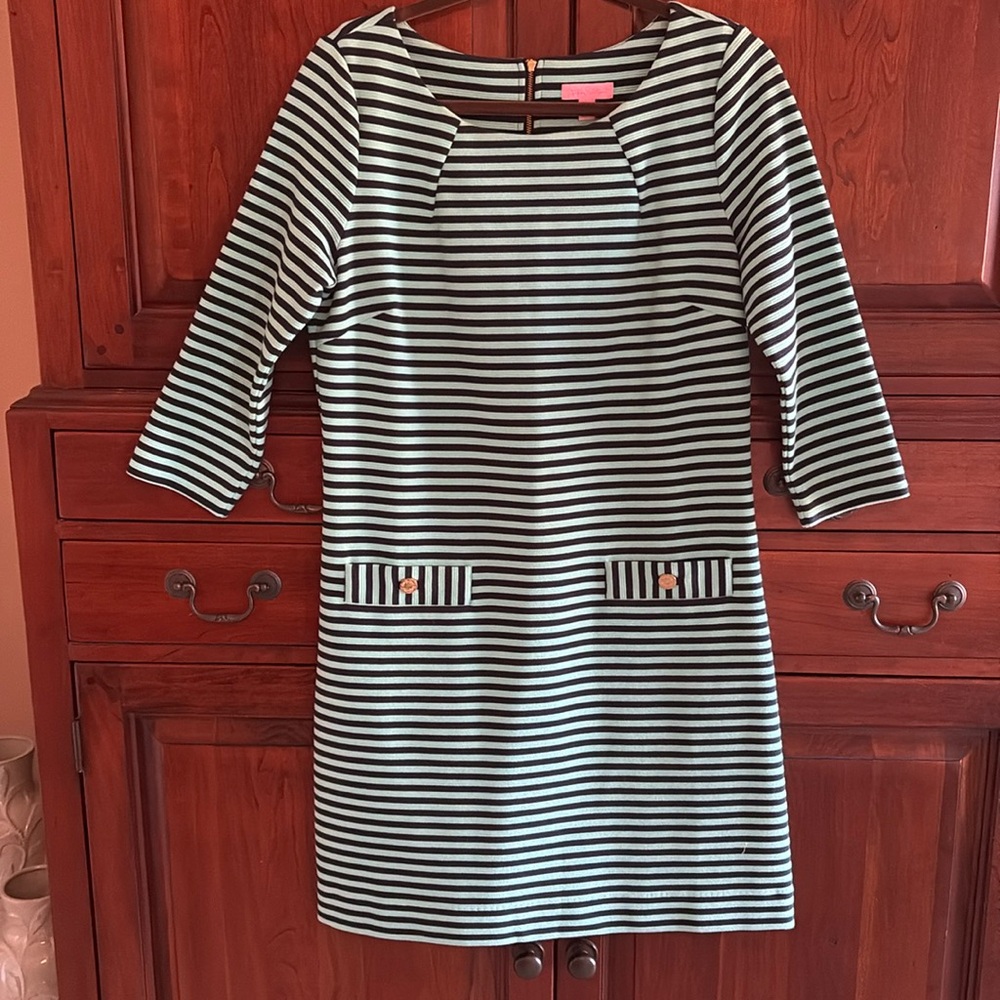 Lily Pulitzer shift dress size large.